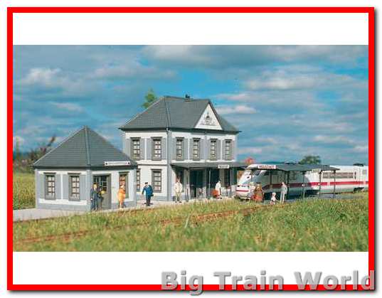 Piko Stazione Ferroviaria Neustadt - Modellismo Scala G - Edificio In Plastica Multicolore - Dettagliata E Scalabile - Art. 62030